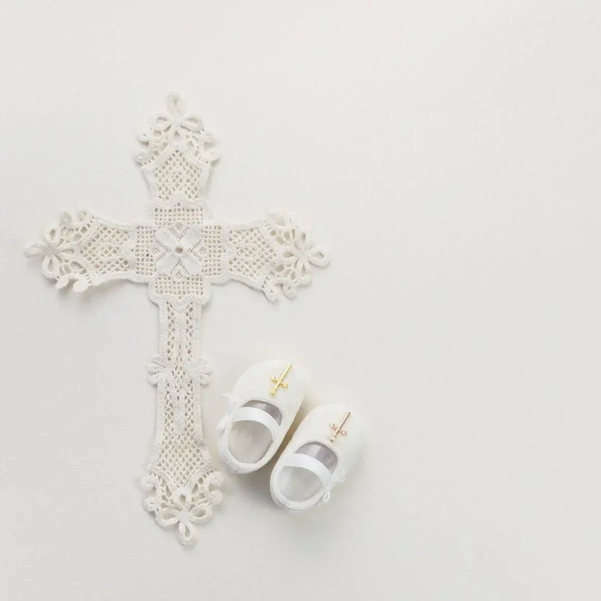 Kreuz und Konfirmation Schuh auf weissem Tisch