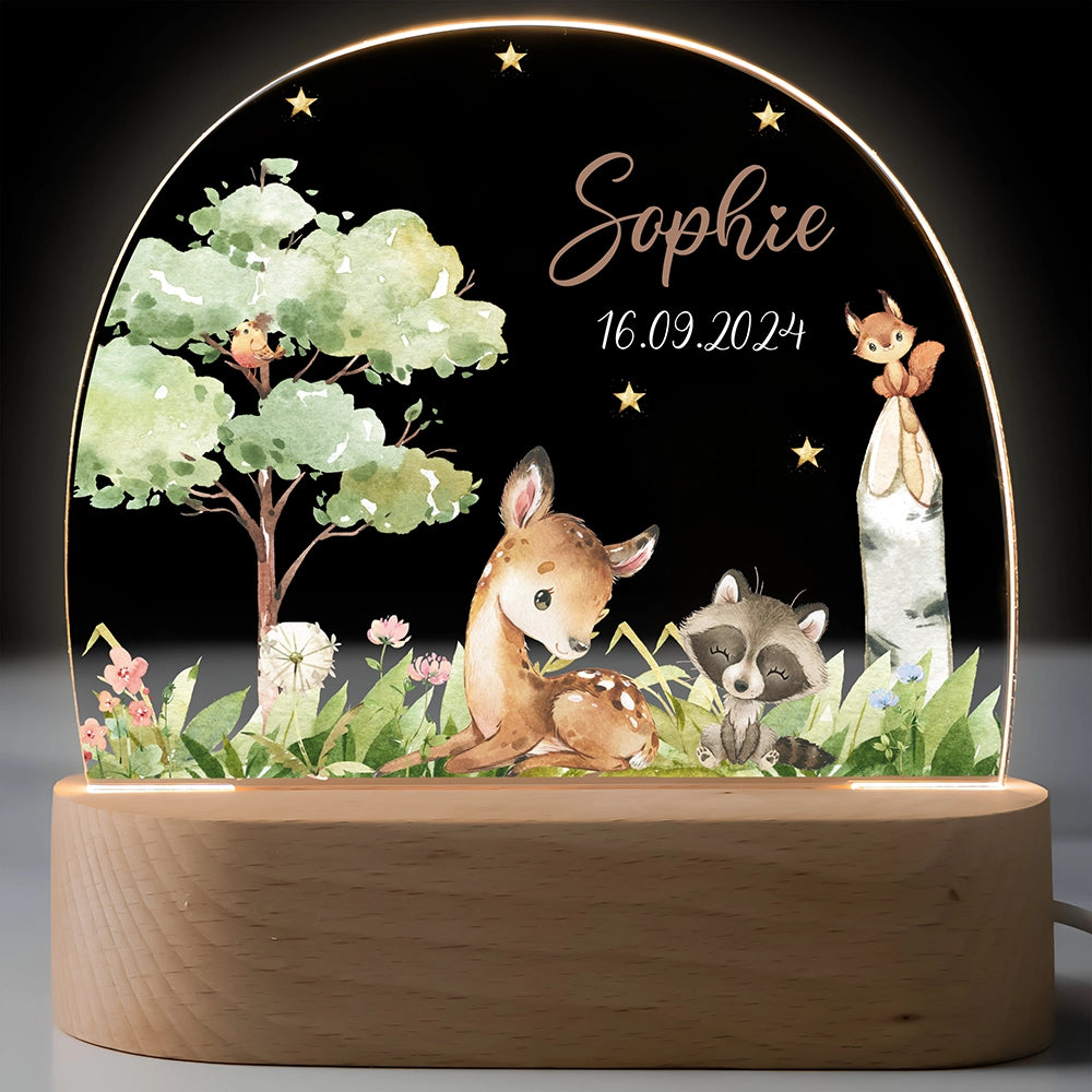 Personalisiertes Nachtlicht für Kinder mit Reh und Waldtieren, Name und Geburtsdatum – leuchtend auf Holzsockel