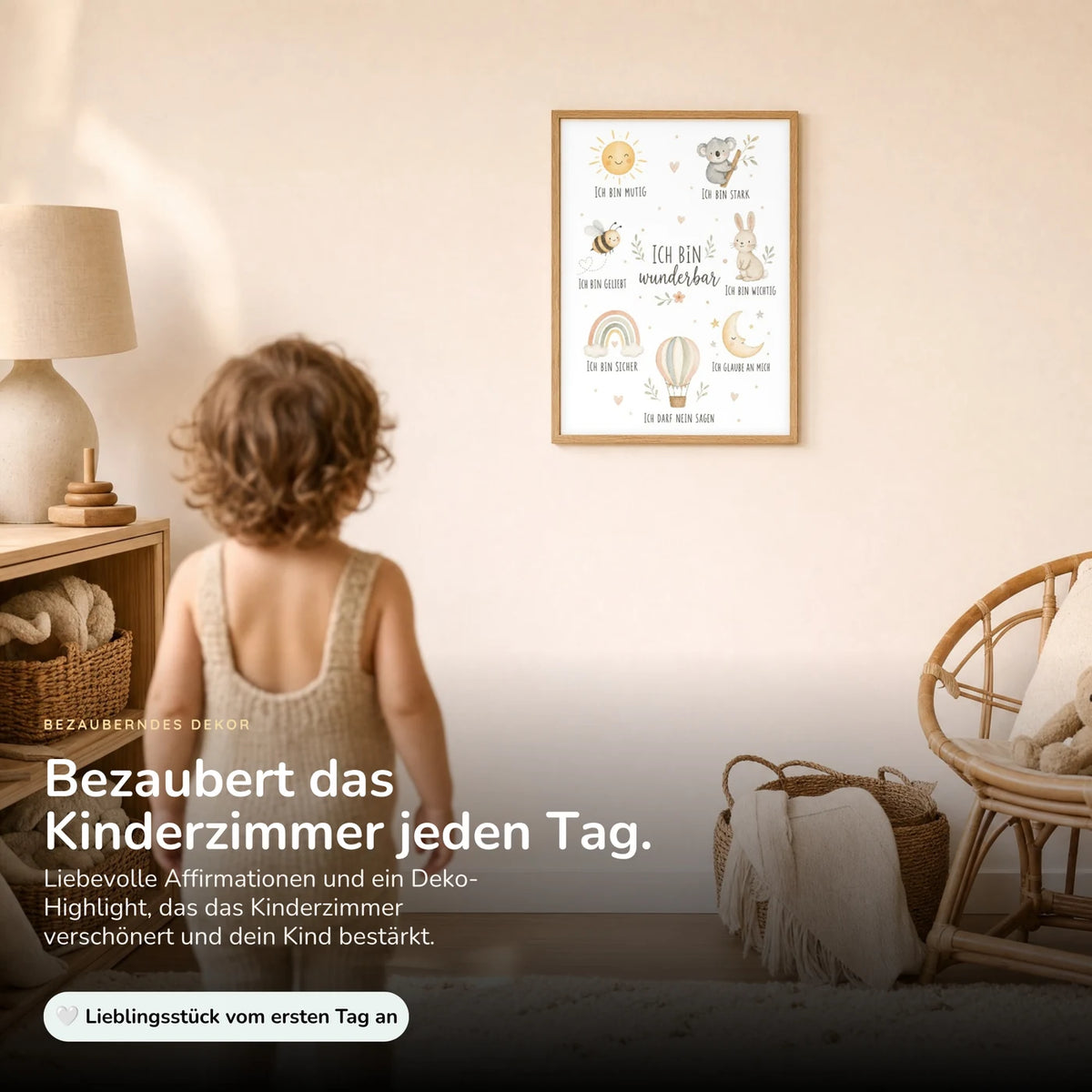 Kind vor dem Affirmationsposter „Collage Ich bin wunderbar“ an der Wand – Bilder fürs Kinderzimmer