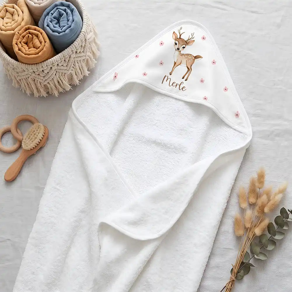 Personalisiertes Kapuzenhandtuch Baby Reh Blüten – Boho-Flatlay mit Pampasgras und Holzspielzeug