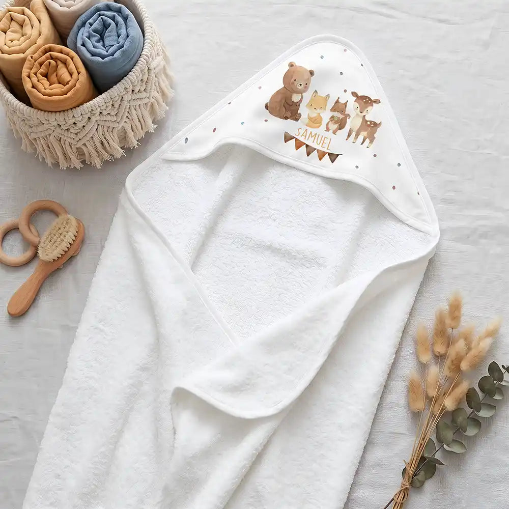 Personalisiertes Kapuzenhandtuch Baby Waldtiere Wimpel – Boho-Flatlay mit Pampasgras und Holzspielzeug