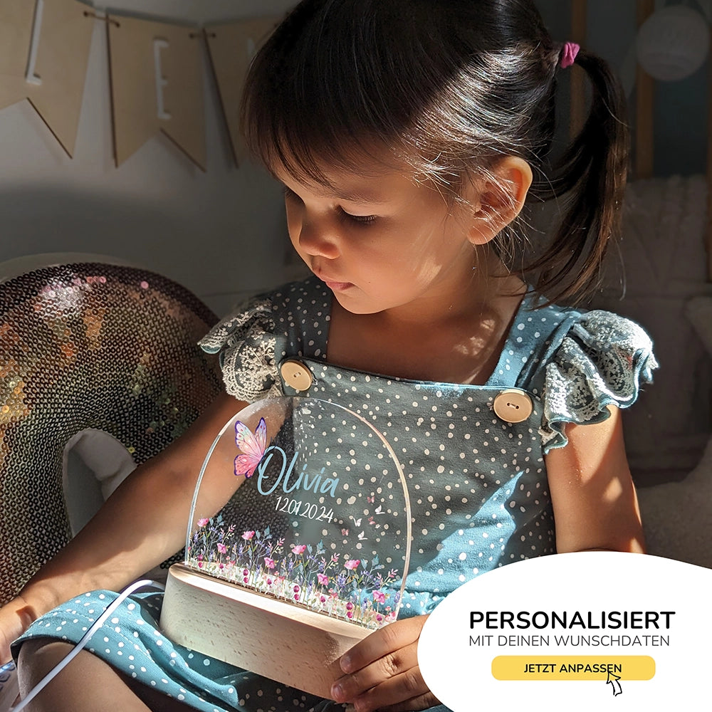 Mädchen mit personalisiertem Nachtlicht Schmetterling mit Namen – Geschenkidee für Kinder