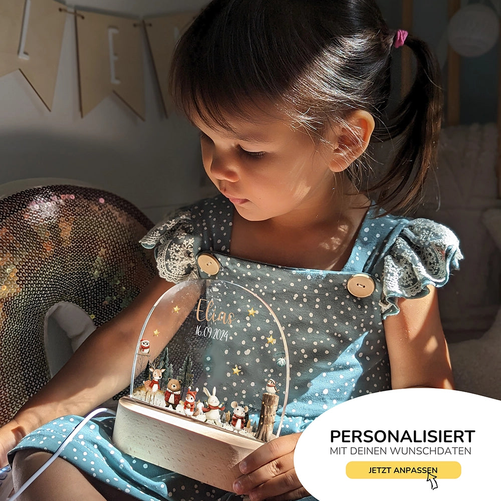 Mädchen mit personalisiertem Nachtlicht Weihnachten mit Namen – Geschenkidee für Kinder