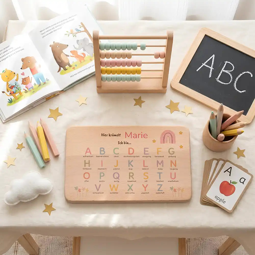 ABC Brettchen Kinder personalisiert Regenbogen pastell – ABC-Lernen am Schreibtisch