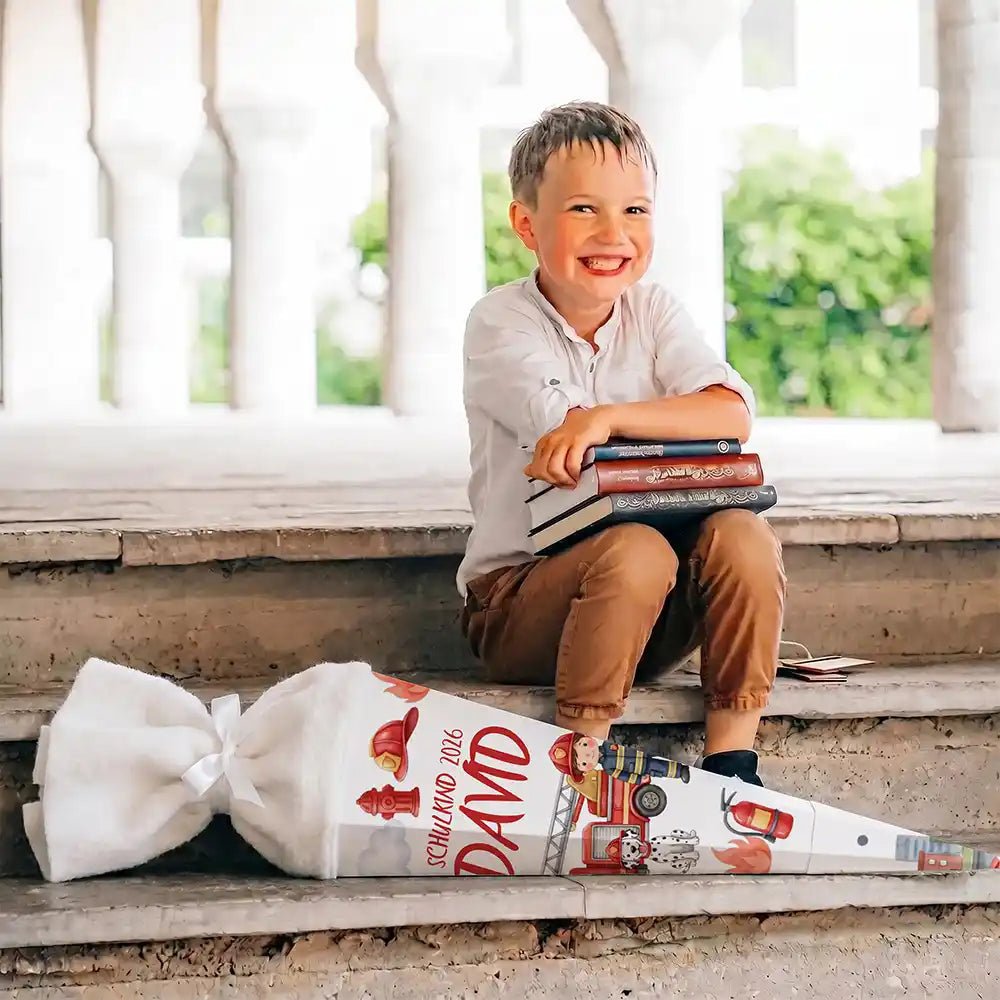 Schultüte personalisiert mit Name Feuerwehrmann – Junge-Lifestyle auf der Treppe