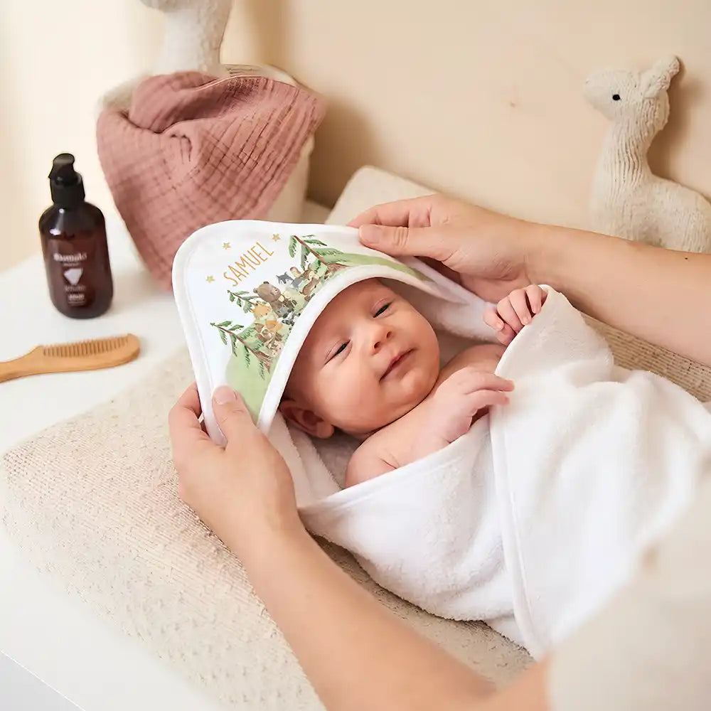 Personalisiertes Kapuzenhandtuch Baby Waldwiese Tiere â Newborn-Geschenk auf dem Wickeltisch