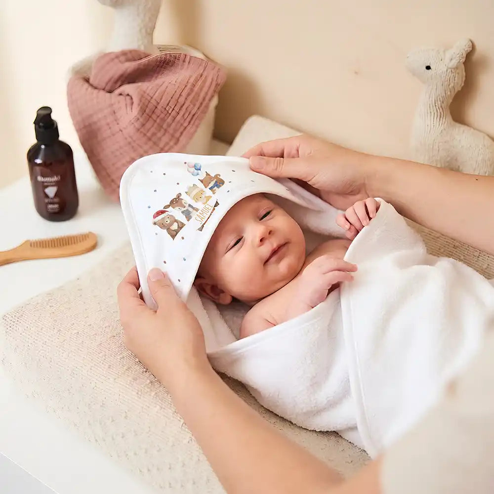 Personalisiertes Kapuzenhandtuch Baby Winter Waldfreunde – Newborn-Geschenk auf dem Wickeltisch