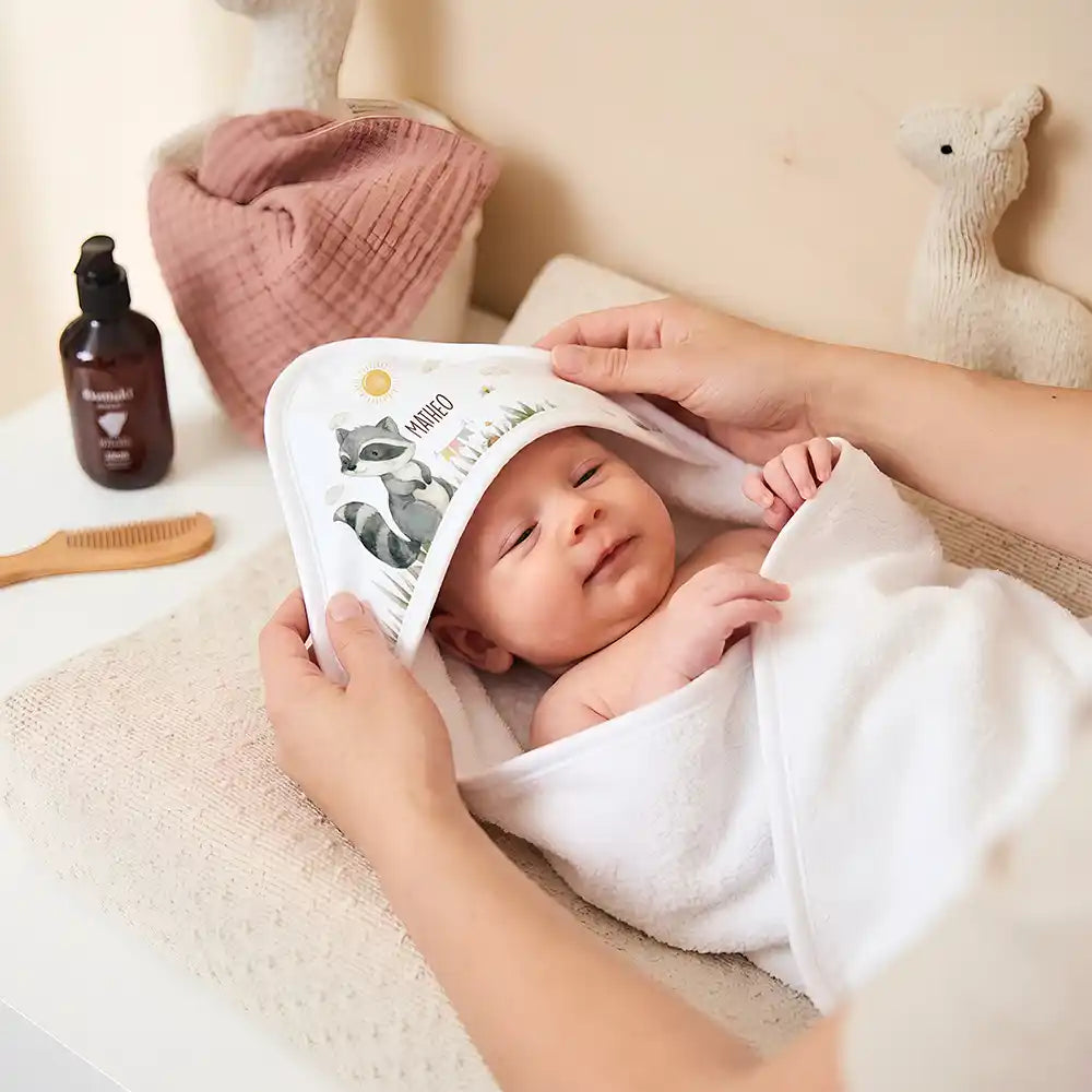 Personalisiertes Kapuzenhandtuch Baby WaschbĂ€r Wiese â Newborn-Geschenk auf dem Wickeltisch