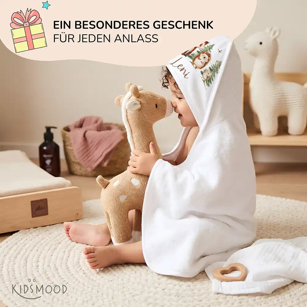 Personalisiertes Kapuzenhandtuch Baby Waldfreunde Tannen â Babygeschenk-Szene mit Strickspielzeug