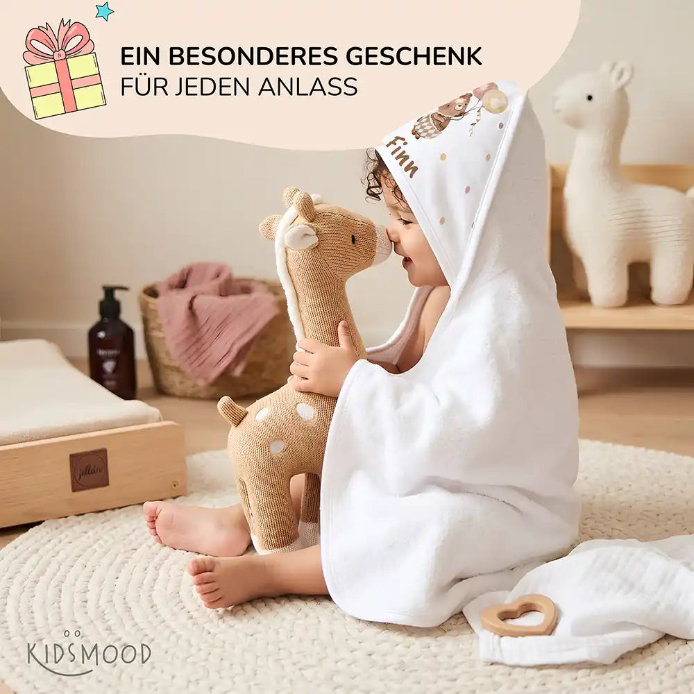 Personalisiertes Kapuzenhandtuch Baby BĂ€r Luftballons â Babygeschenk-Szene mit Strickspielzeug
