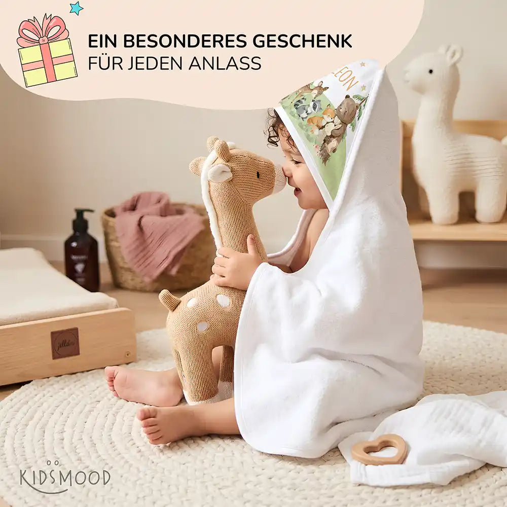 Personalisiertes Kapuzenhandtuch Baby Waldfest â Babygeschenk-Szene mit Strickspielzeug