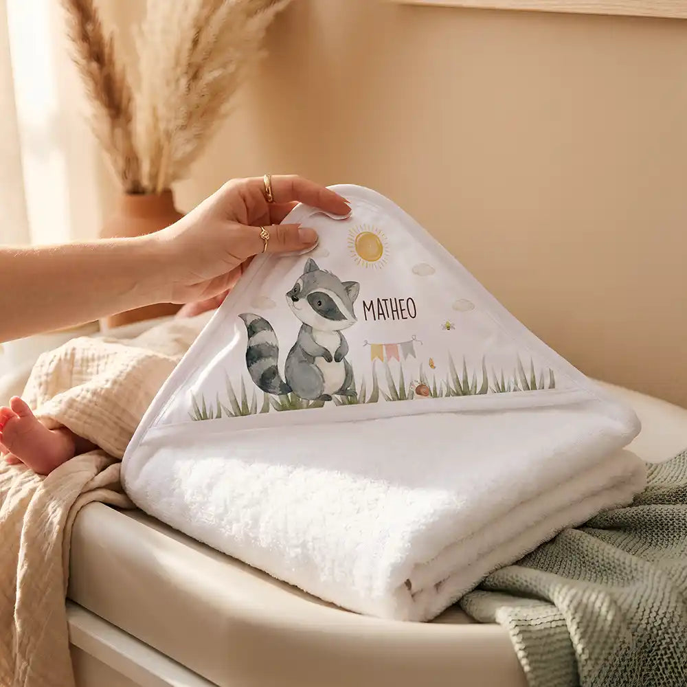 Personalisiertes Kapuzenhandtuch Baby WaschbĂ€r Wiese â Detail der bedruckbaren Kapuze