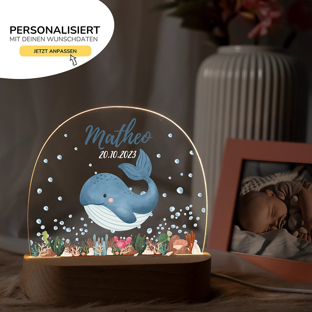Nachtlicht Wal mit Namen im Kinderzimmer – personalisiertes Geschenk zur Geburt