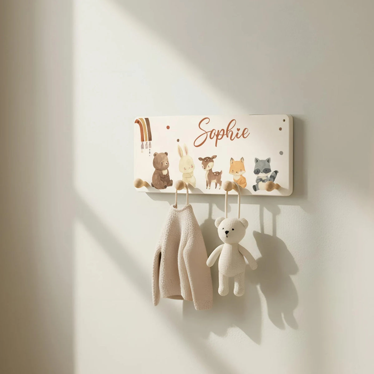 Kindergarderobe Holz personalisiert - Boho Tierfamilie Regenbogen