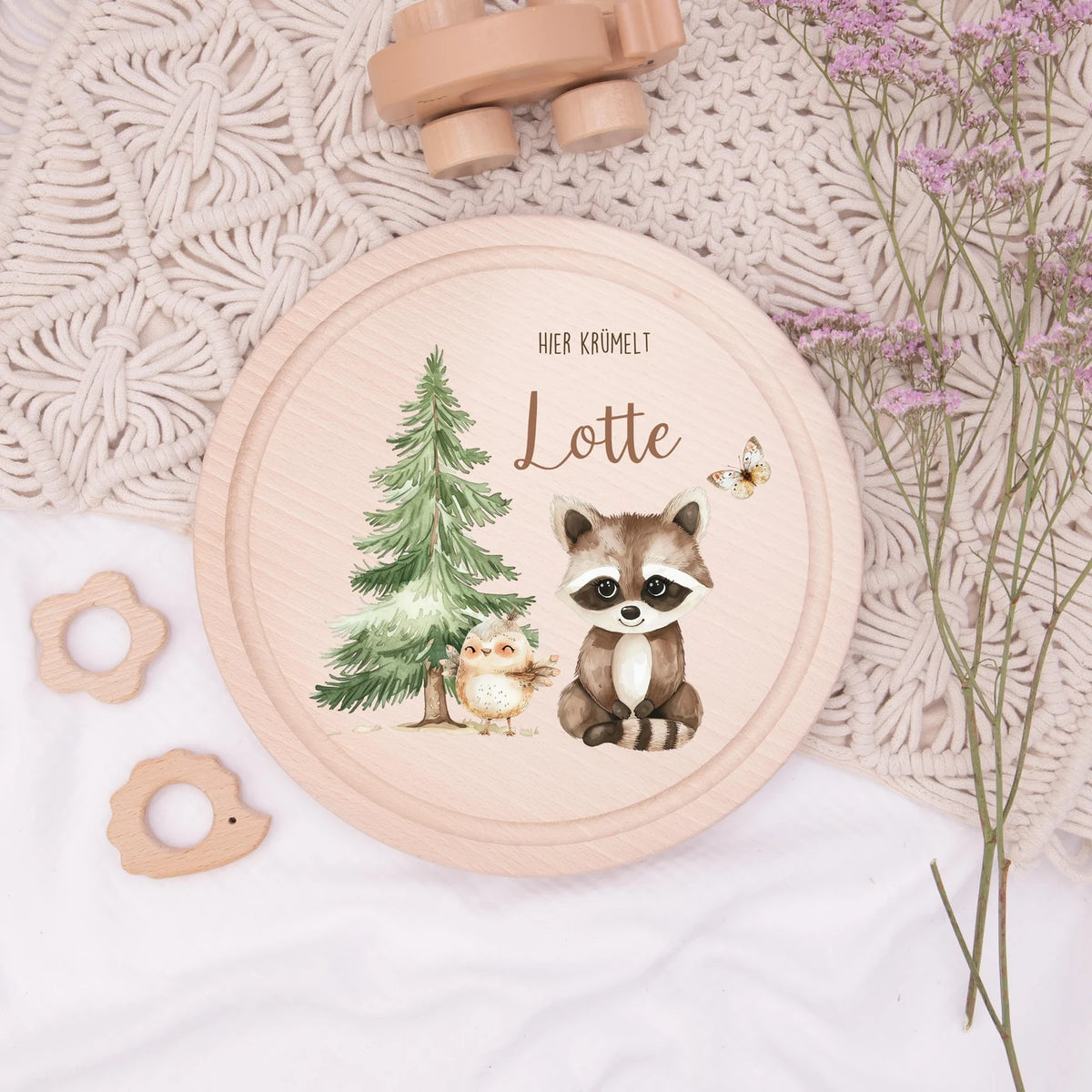 Rundes personalisiertes Frühstücksbrettchen Waschbär und Vogel mit Namen für Kinder