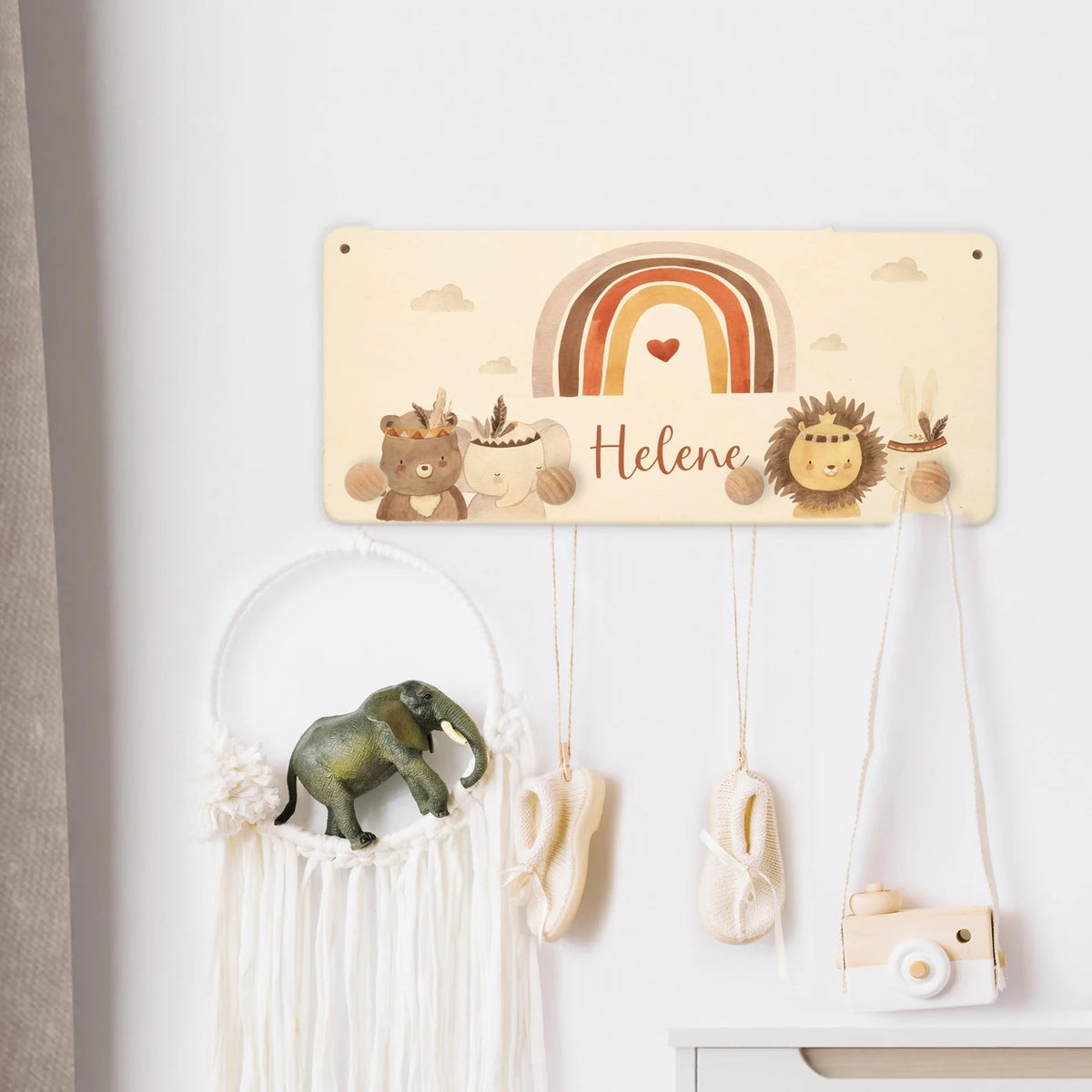 Kindergarderobe Holz personalisiert - Boho Regenbogen & Tiere