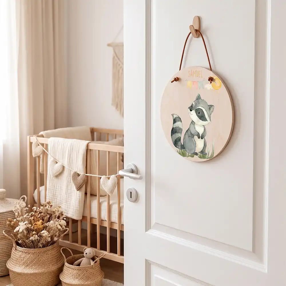 TĂŒrschild Kinderzimmer WaschbĂ€r mit Wimpelkette, aufgehĂ€ngt an der KinderzimmertĂŒr
