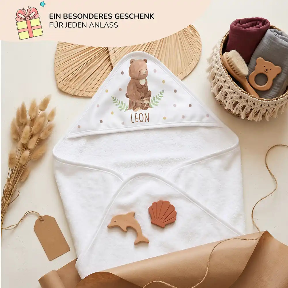 Personalisiertes Kapuzenhandtuch Baby BĂ€r Farn â Geschenk-Komposition Boho-Flatlay