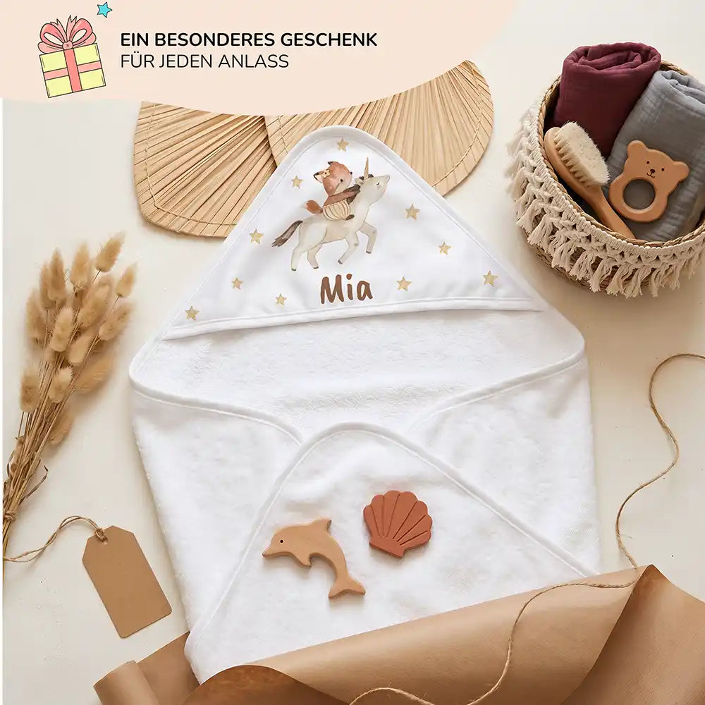 Personalisiertes Kapuzenhandtuch Baby Einhorn Reiterin â Geschenk-Komposition Boho-Flatlay
