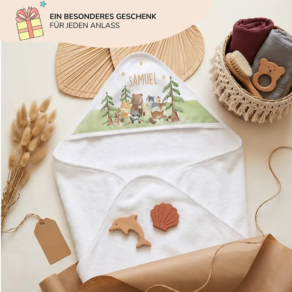 Personalisiertes Kapuzenhandtuch Baby Waldwiese Tiere â Geschenk-Komposition Boho-Flatlay