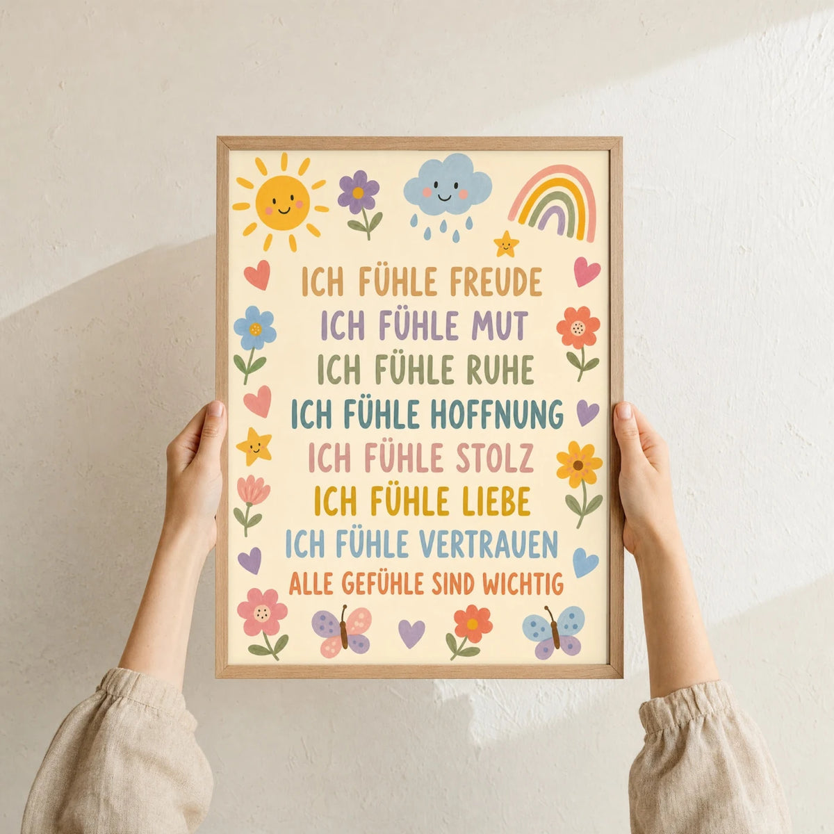 Affirmationsposter âBlumenwiese GefĂŒhleâ im Holzrahmen in den HĂ€nden gehalten â Taufgeschenk und Kinderzimmer Deko