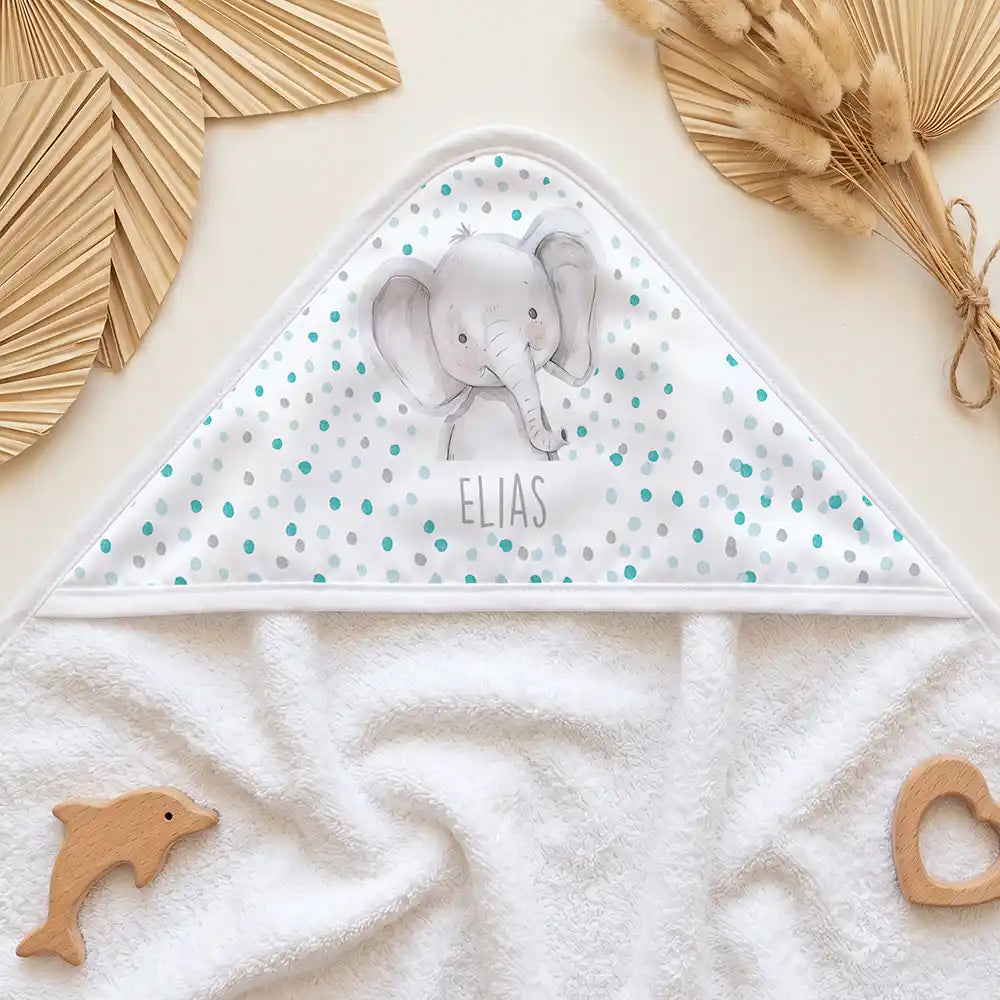 Personalisiertes Kapuzenhandtuch Baby Elefant Konfetti â Kapuzen-Detail im Holzspielzeug-Setup