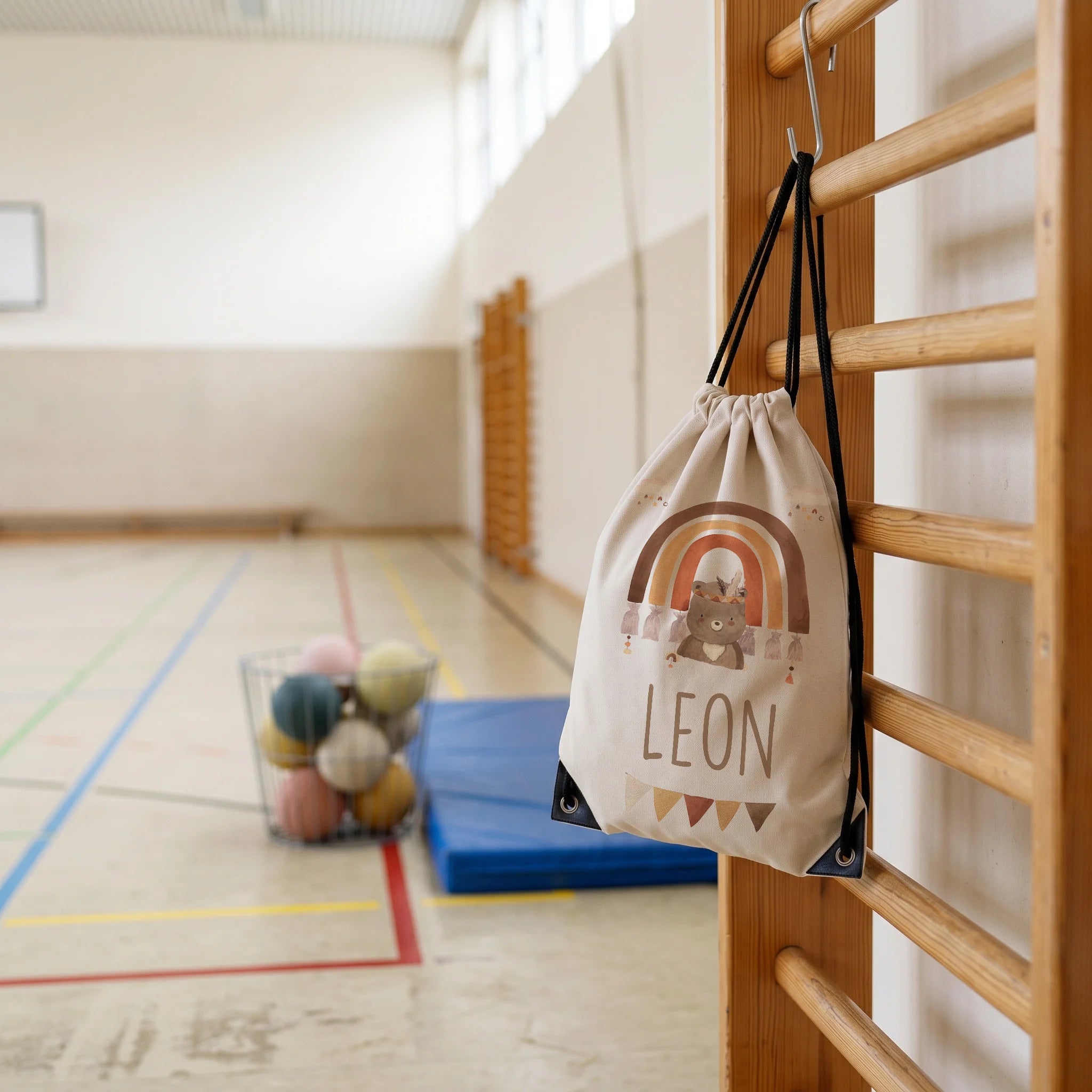 Personalisierter Turnbeutel Boho BĂ€r Regenbogen, im Sportunterricht in der Turnhalle
