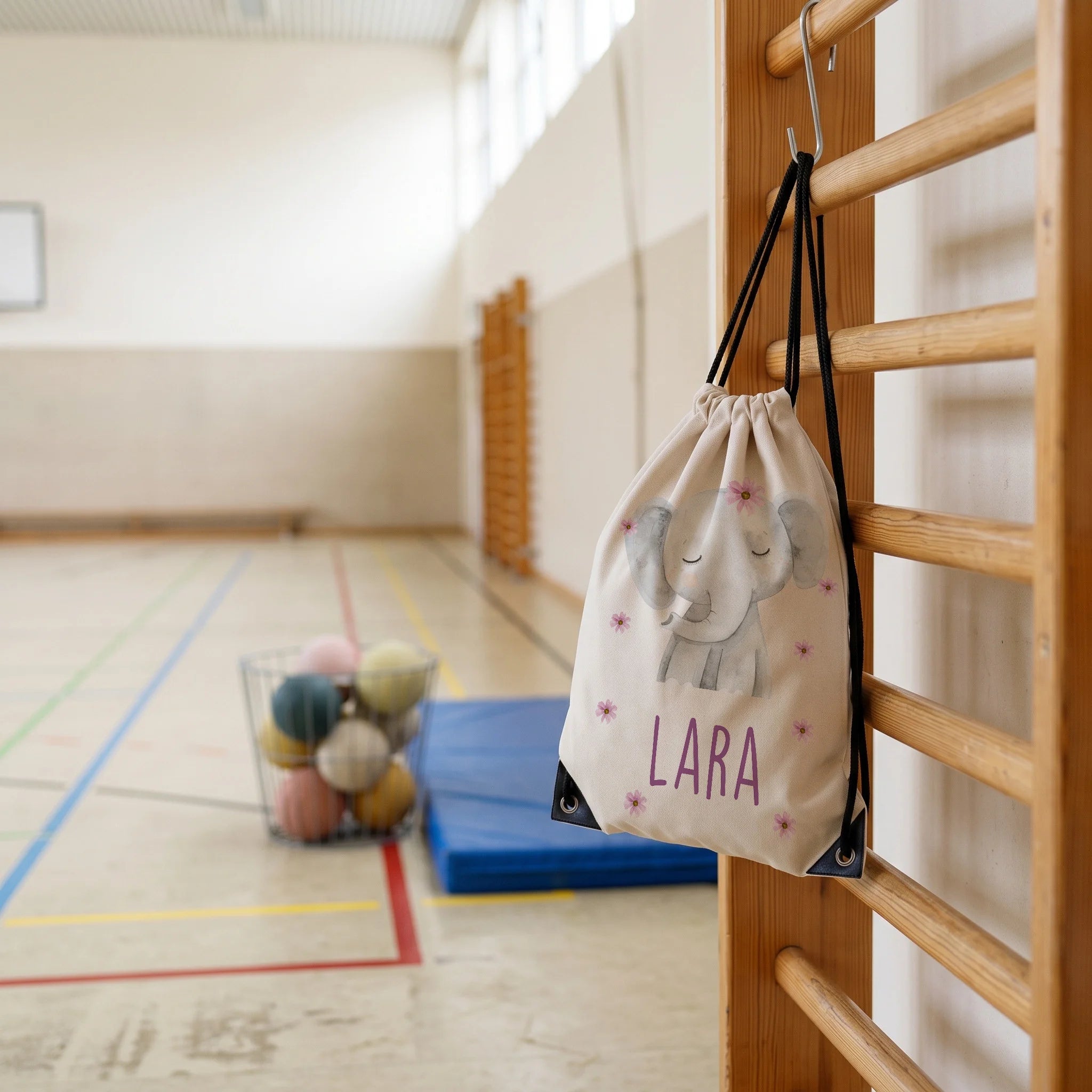 Personalisierter Turnbeutel Elefant mit Blüten, im Sportunterricht in der Turnhalle