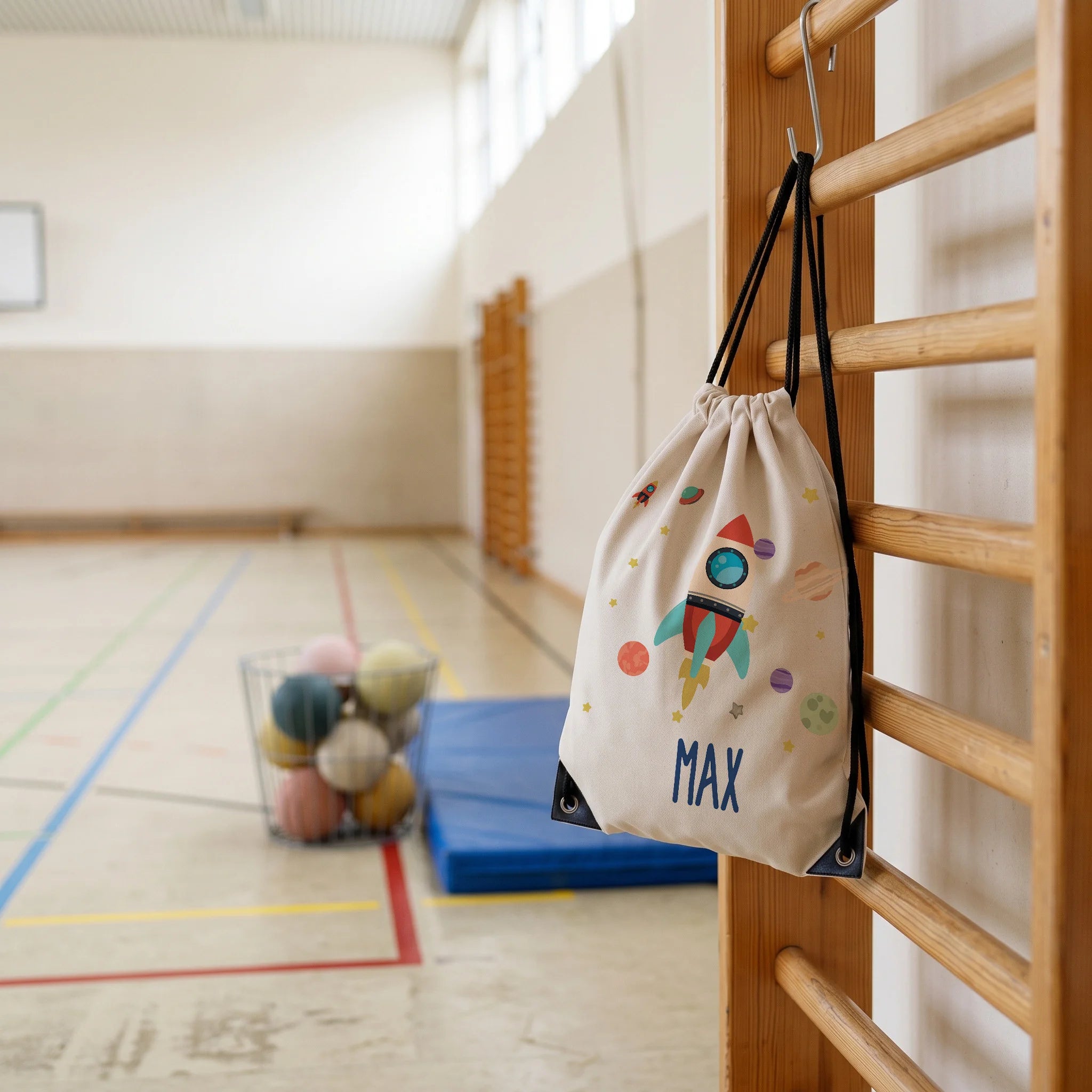 Personalisierter Turnbeutel Rakete, im Sportunterricht in der Turnhalle
