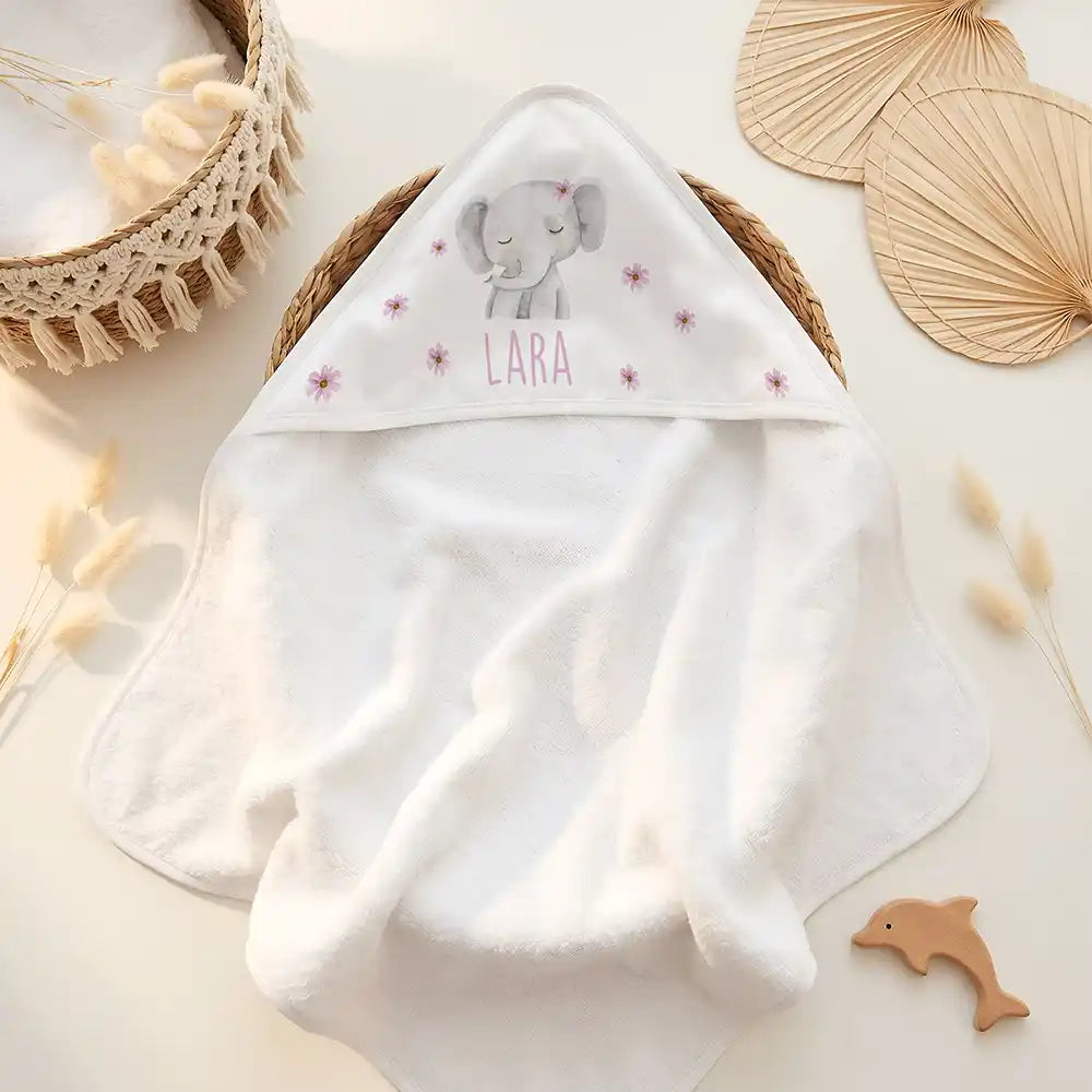 Personalisiertes Kapuzenhandtuch Baby Elefant Blüten – Doppel-Flatlay mit Eukalyptus