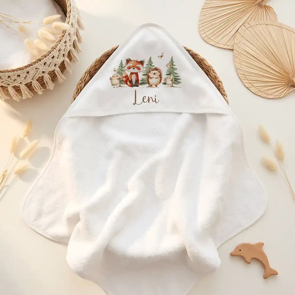 Personalisiertes Kapuzenhandtuch Baby Waldfreunde Tannen â Doppel-Flatlay mit Eukalyptus