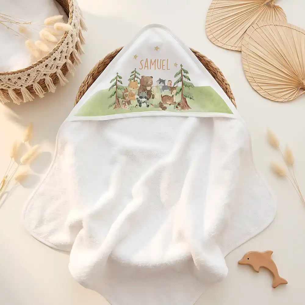 Personalisiertes Kapuzenhandtuch Baby Waldwiese Tiere â Doppel-Flatlay mit Eukalyptus