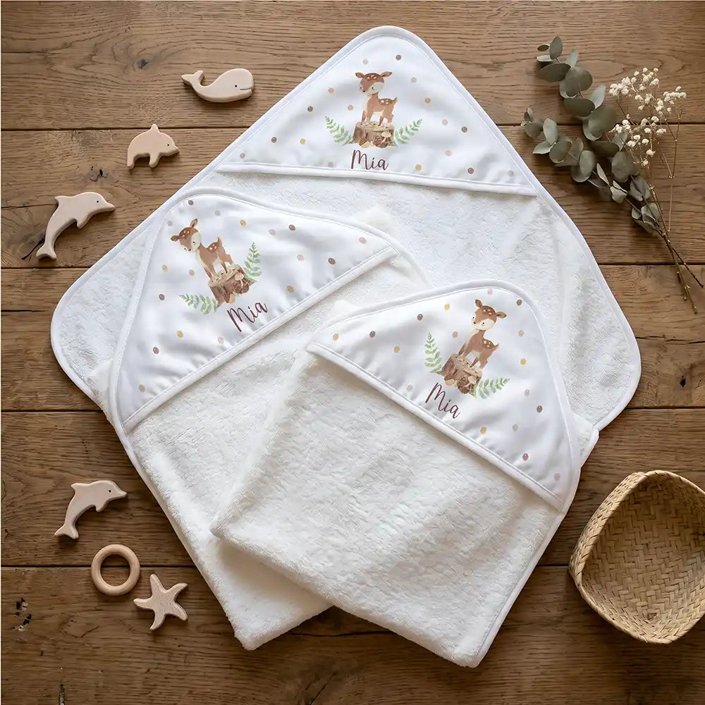 Personalisiertes Kapuzenhandtuch Baby Reh Baumstumpf â Flatlay mit Eukalyptus und BeiĂring