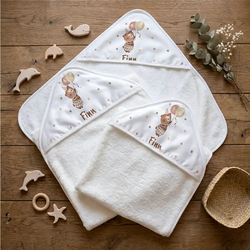Personalisiertes Kapuzenhandtuch Baby BĂ€r Luftballons â Flatlay mit Eukalyptus und BeiĂring