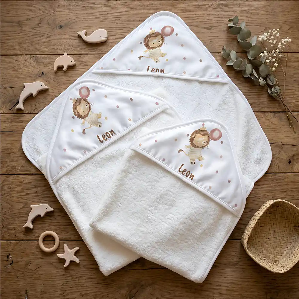 Personalisiertes Kapuzenhandtuch Baby Löwe Geburtstag â Flatlay mit Eukalyptus und BeiĂring