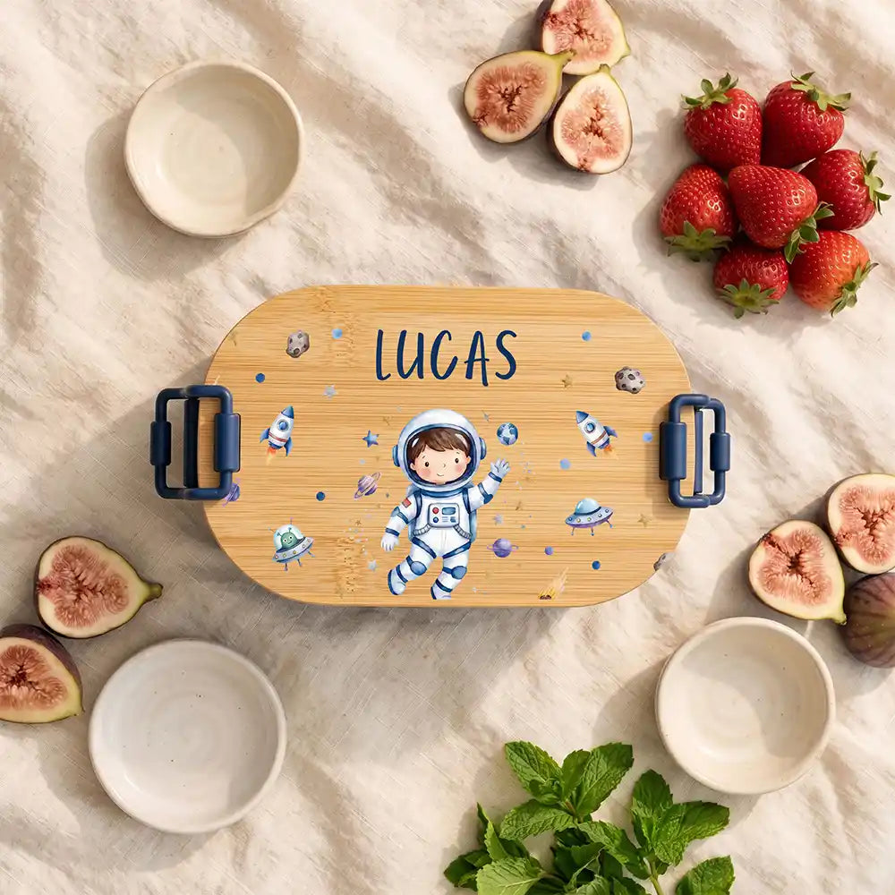 Brotdose Kinder personalisiert Astronaut, Hauptbild navy in der Kita mit Wunschname