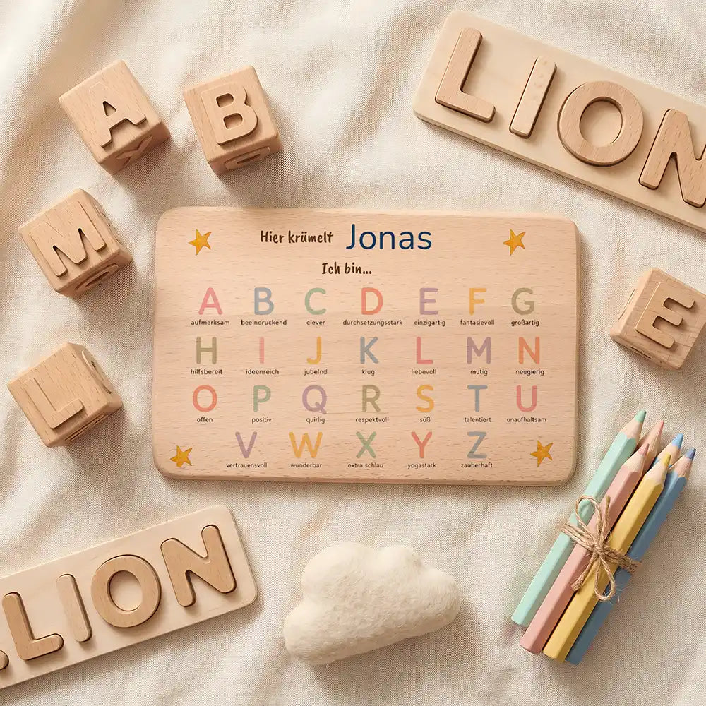 ABC Brettchen Kinder personalisiert Sterne pastell – Topdown Lifestyle mit Buchstaben-Würfeln