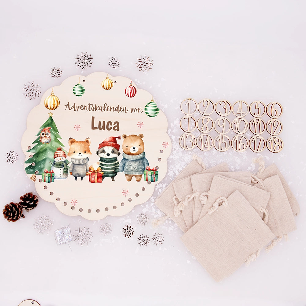 Personalisierter runder Adventskalender Kinder aus Holz - Waldtiere mit Weihnachtsmützen