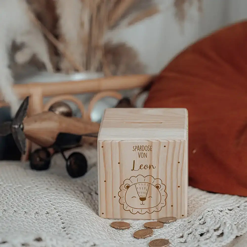 Spardose Kinder, Sparschwein personalisiert - Löwe mit Punkten