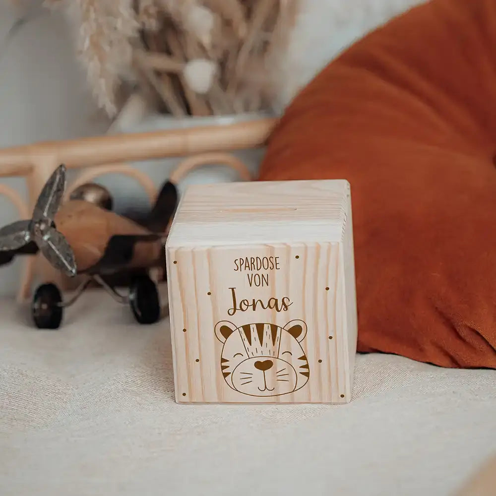 Spardose Kinder, Sparschwein personalisiert - Tiger mit Punkten