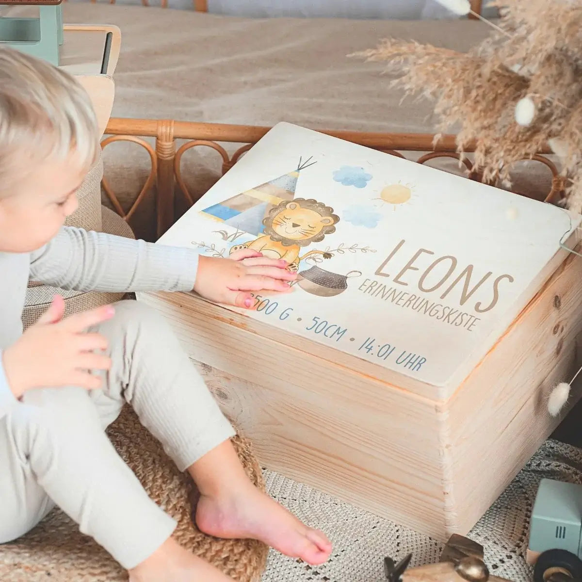 Holz-Erinnerungsbox "Leons Erinnerungskiste" mit süßem Löwen-Design, Geburtsdatum und Maßen - personalisierte Babygeschenk-Kiste