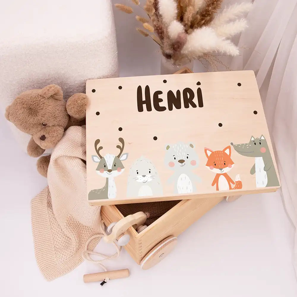 Spielzeugkiste mit Rädern personalisiert - Winterliche Waldtiere