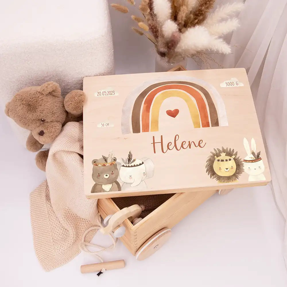 Spielzeugkiste mit Rädern personalisiert - Regenbogen mit Bär und Löwe