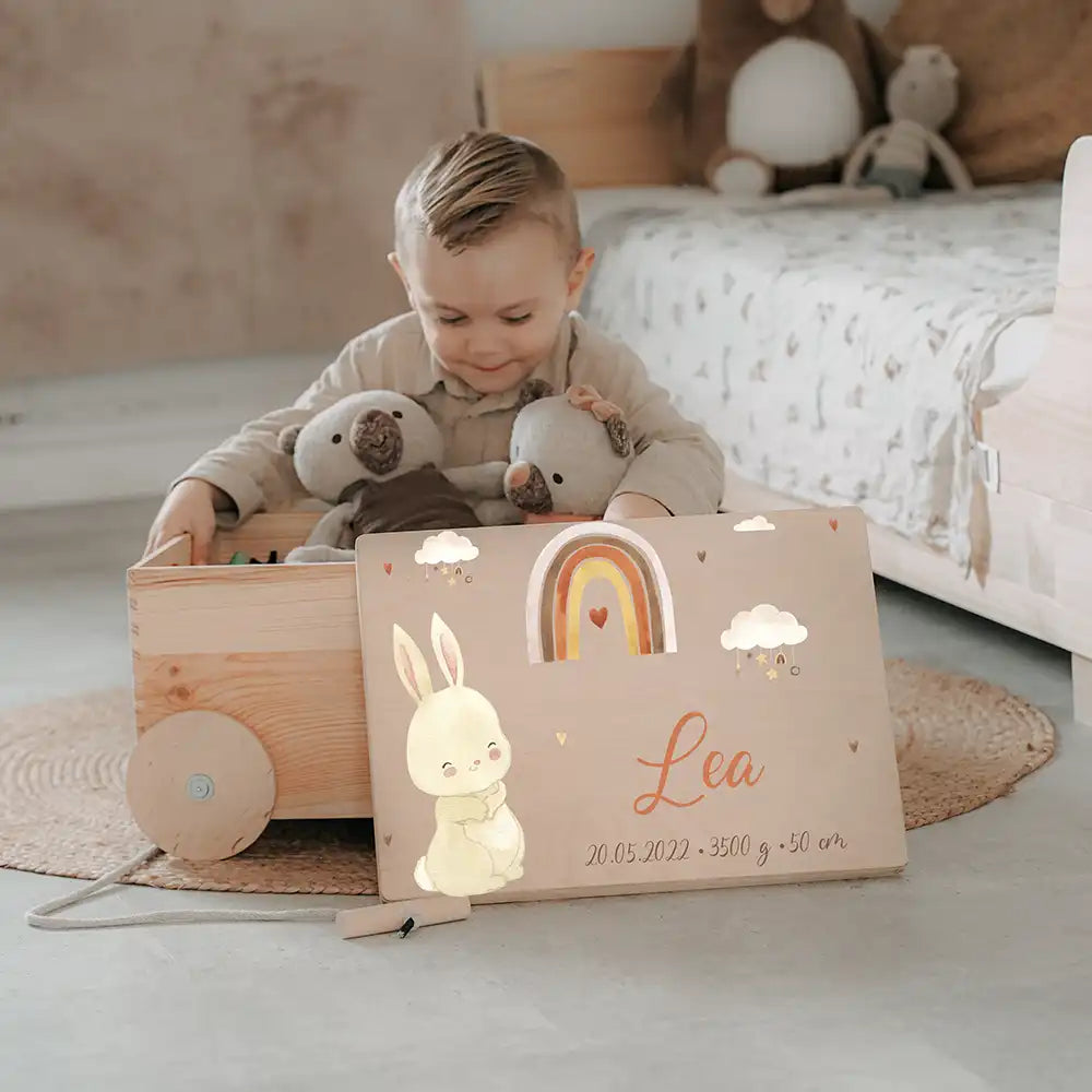 Spielzeugkiste mit Rädern personalisiert - Häschen mit Regenbogen