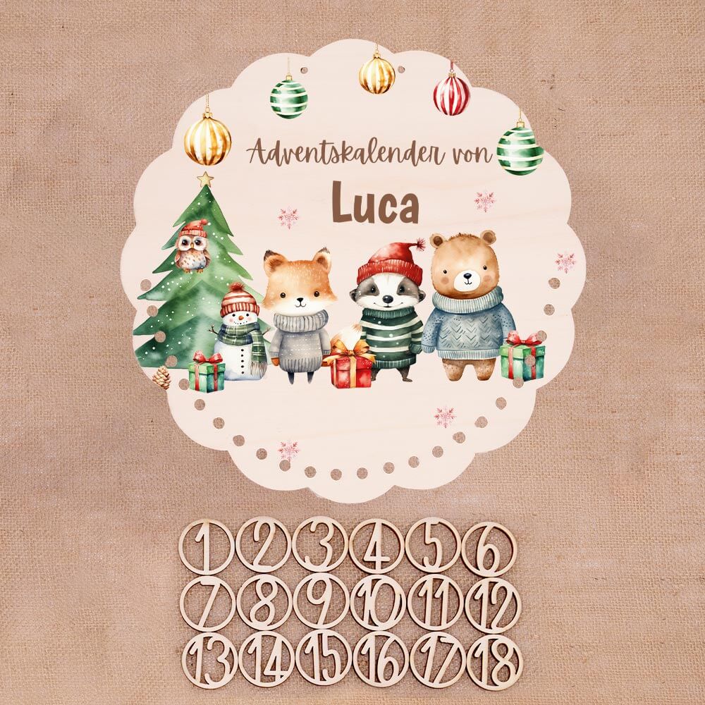 Personalisierter runder Adventskalender Kinder aus Holz - Waldtiere mit Weihnachtsmützen