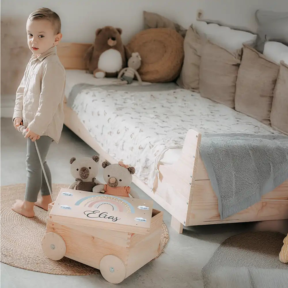 Spielzeugkiste mit Rädern personalisiert - Regenbogen