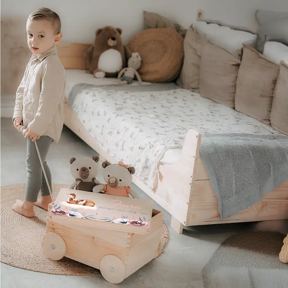 Spielzeugkiste mit Rädern personalisiert - Mama Reh