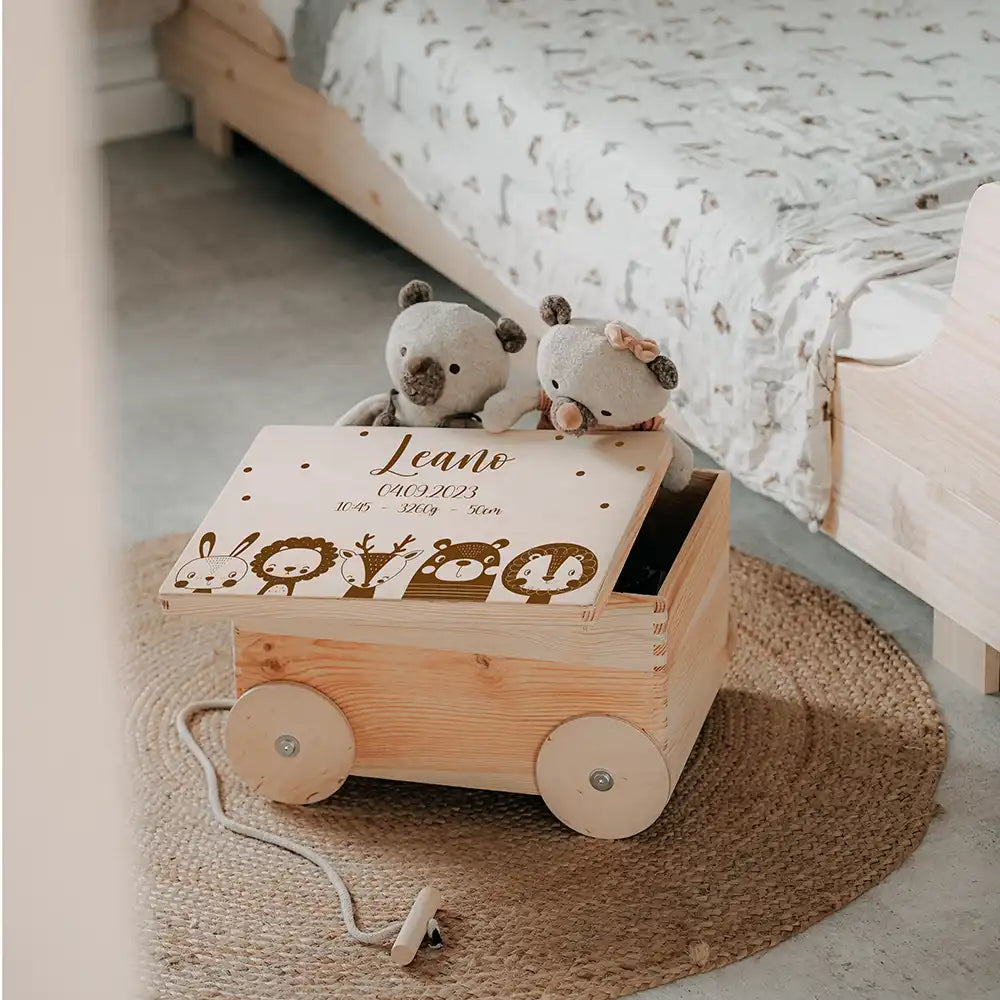 Spielzeugkiste mit Rädern personalisiert - Safari Tiere Gravur