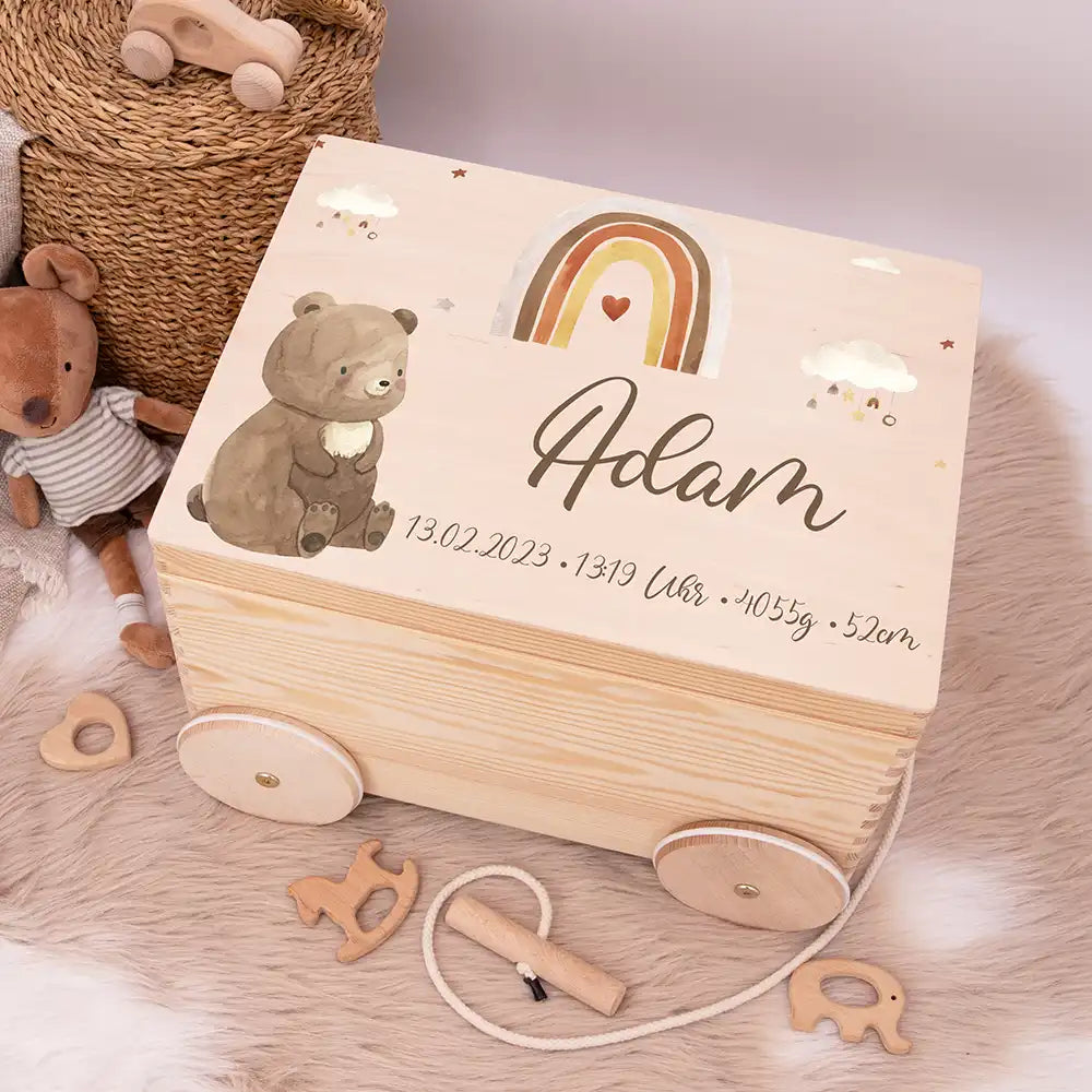 Spielzeugkiste mit Rädern personalisiert - Boho Bär