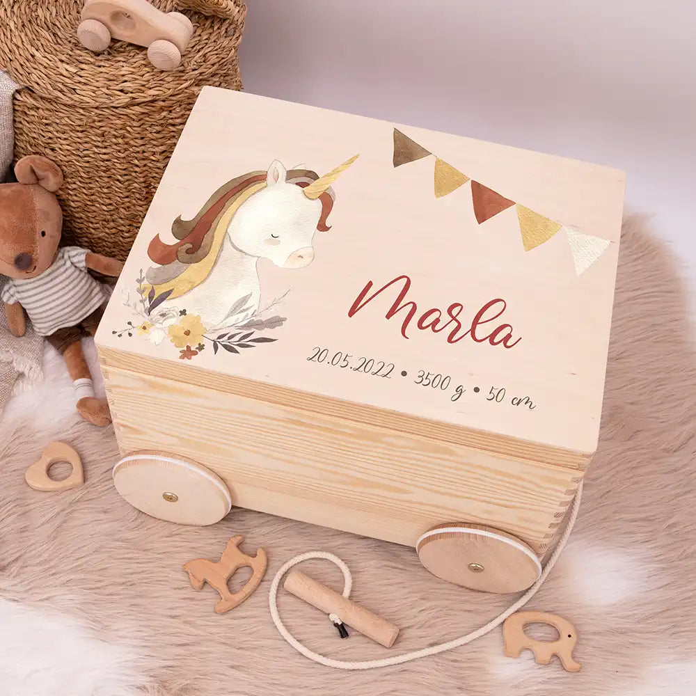 Spielzeugkiste mit Rädern personalisiert - Einhorn